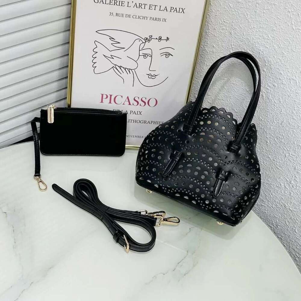 Women's Fashion Handbag Premium Mini Hollow Girls' Dating Bag A Urious Gift From A Friend