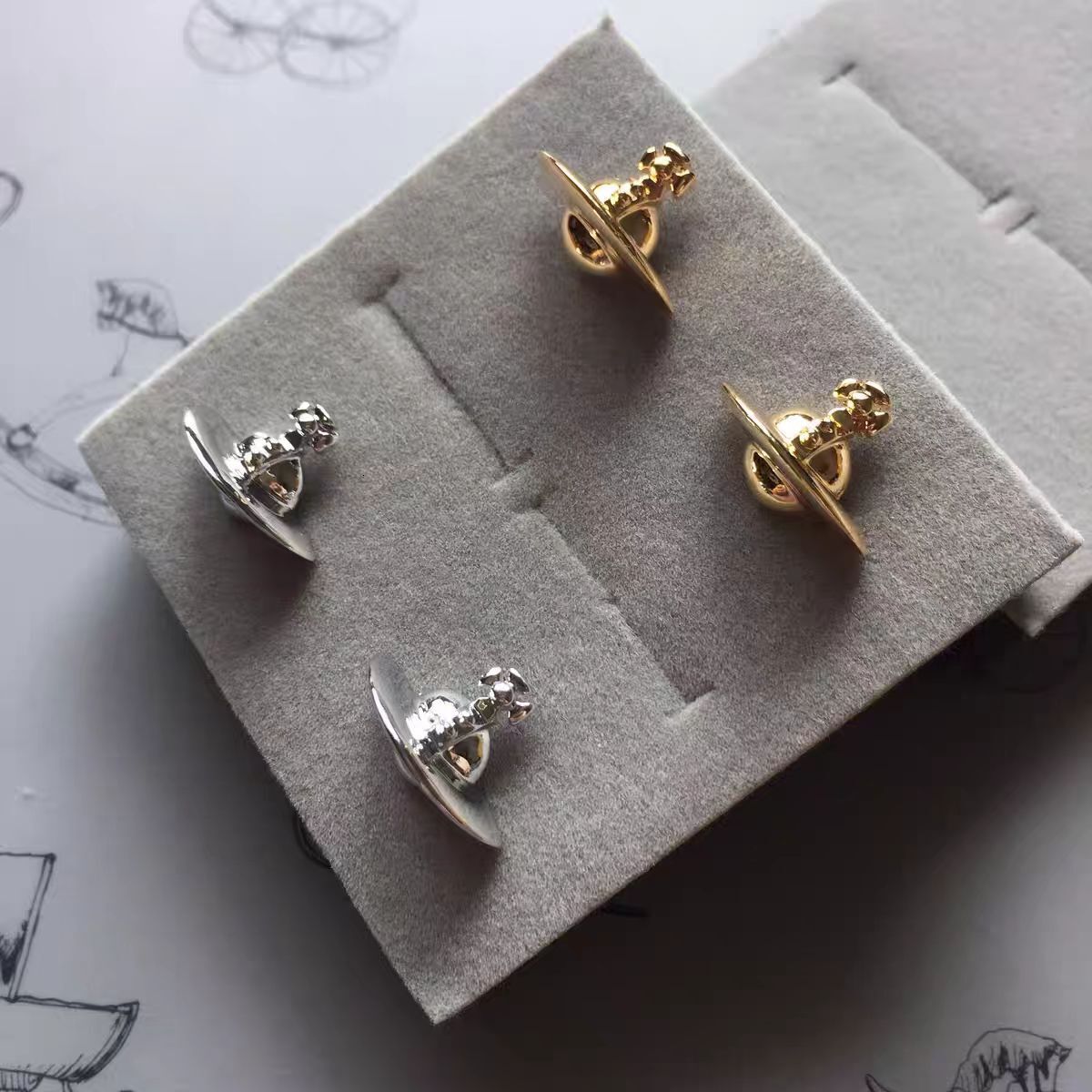 Designer Vivienenne Westwood Nanas Same Western Queen Mother Half Faceted Saturn Earrings Fashion Network Red Tiktok Light Luxury Senior Feeling