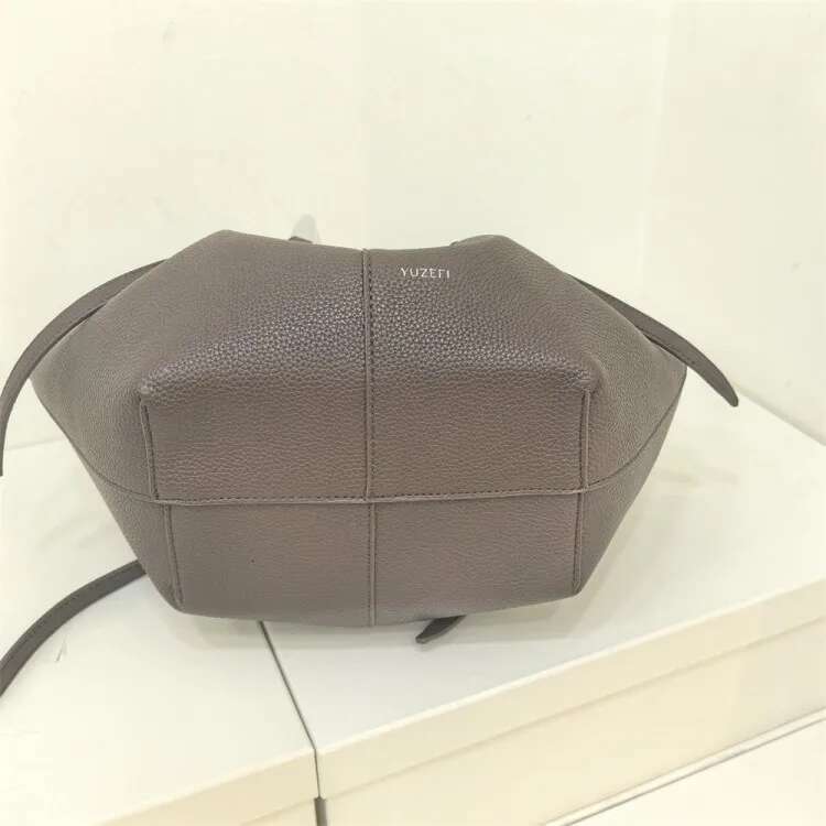 London SPRING Tote Bags For Women's Handbags Leather Large Capacity Shoulder Fashion Armpit Bag Female Genuine Leather Gender Neutral