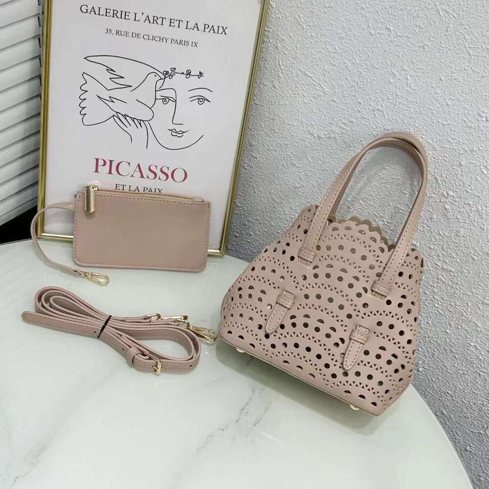 Women's Fashion Handbag Premium Mini Hollow Girls' Dating Bag A Urious Gift From A Friend