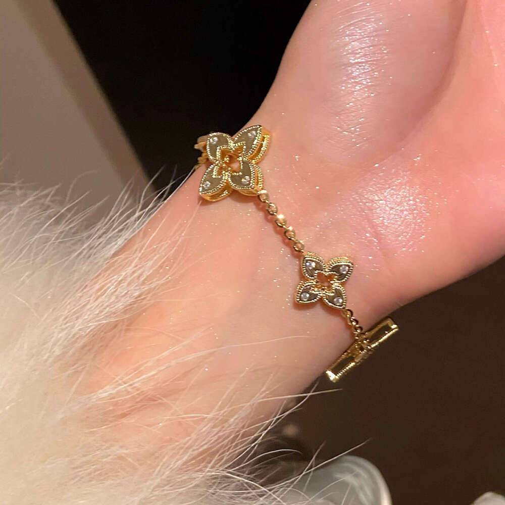 New style designer Drawing process hollowed out lucky clover earring bracelet for women high-end feel light necklace sweater chain earring 4/ Leaf jew