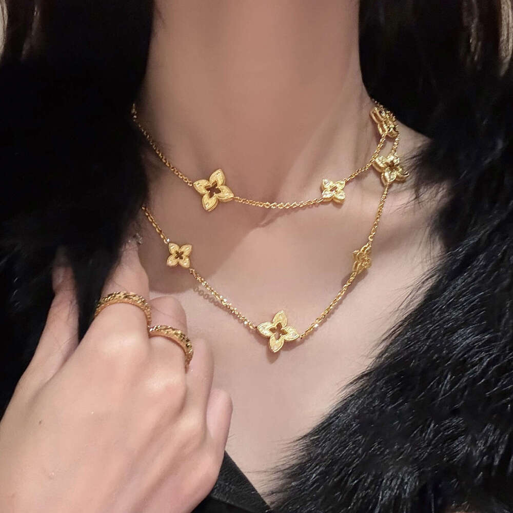 New style designer Drawing process hollowed out lucky clover earring bracelet for women high-end feel light necklace sweater chain earring 4/ Leaf jew