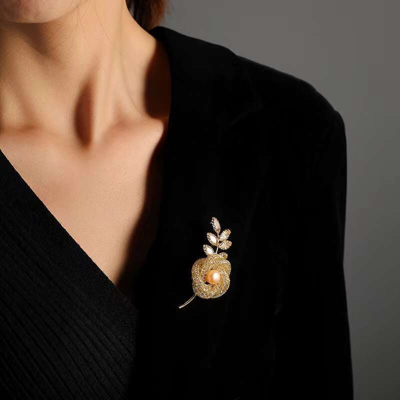 Natural pearl hollow out full dia gold wire rose temperament brooch jewelry for women's high-end sense suit shirt light chest wer