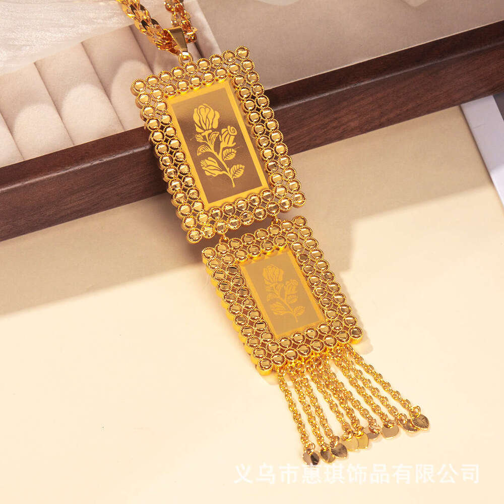 Elegant rose patterned square pendant necklace suitable for ladies' banquets and brides' weddings