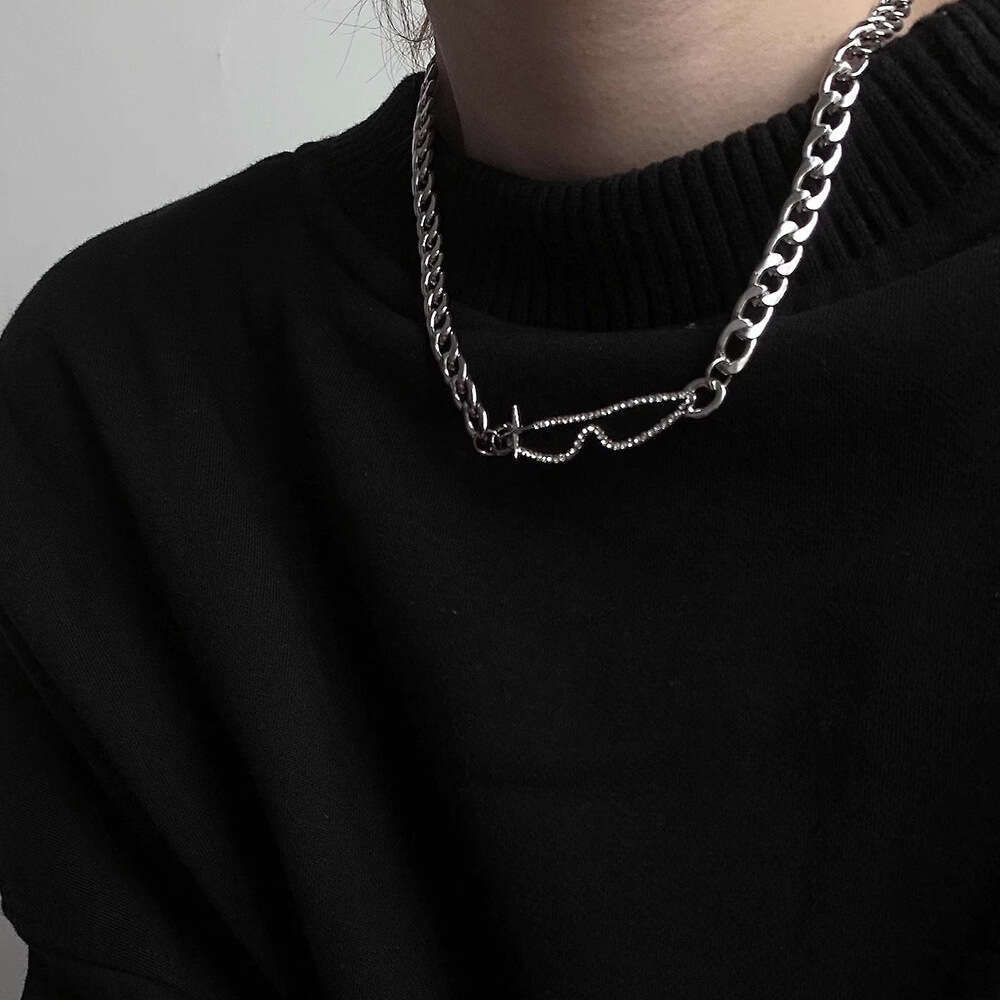 Hip hop neutral cool sunglasses necklace, high-end men's trendy brand, versatile accessories, light , niche, and non fading accessories