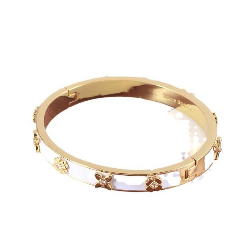 Bangle KS European and American New Retro Simple Noble Gentle Temperament Enamel Four-leaf Clover Flower Element Fashion Bracelet J250217 229G7
