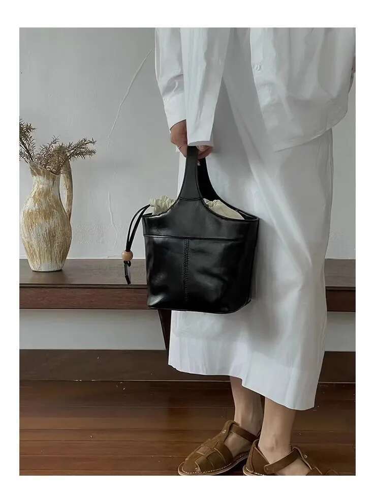 2025 Crossbody Bucket High-Grade Leather Women'ssimple Shoulder Bag Women's Small Handbag
