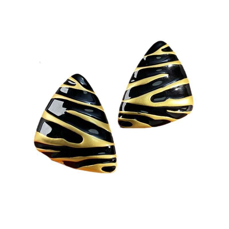 Vintage black earrings with a light high-end feel, heavy industry earrings, fashionable and versatile, vintage necklace