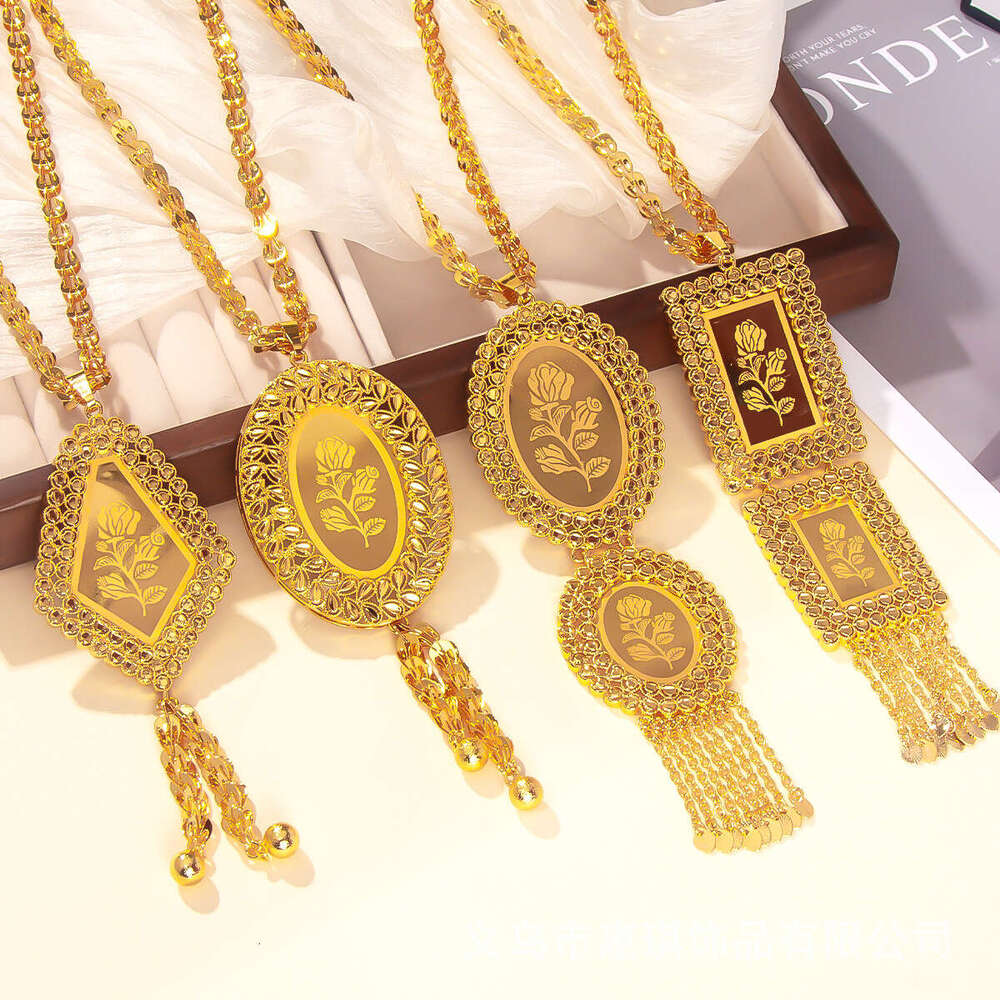 Elegant rose patterned square pendant necklace suitable for ladies' banquets and brides' weddings