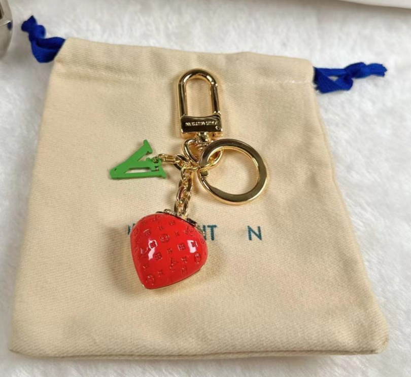 Keychain designer V key chain luxury charm ladies car keychain men classic letter charm strawberry key ring fashion accessories cute gift exquisite high quality