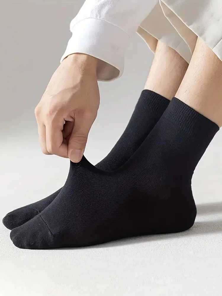 6 pairs of solid color mens mid length socks fashionable and comfortable classic autumn black business socks high-quality mens short socks W250217