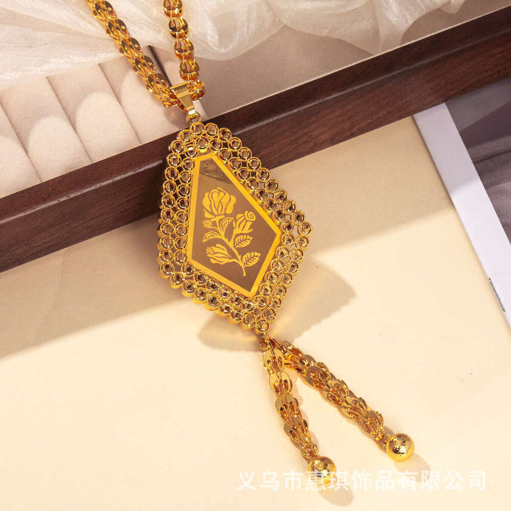 Elegant rose patterned square pendant necklace suitable for ladies' banquets and brides' weddings