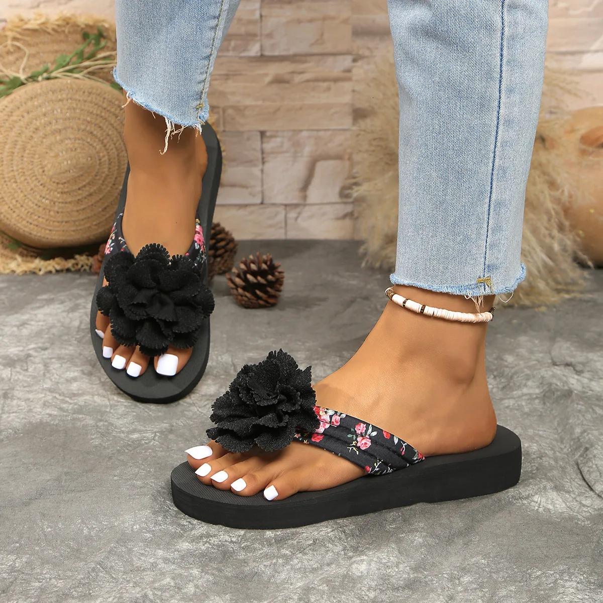 2025 Shoes Women's Slippers Beach Vacation Flat One Word Designer Summer New Fashion Casual Sandals zhanyishengli