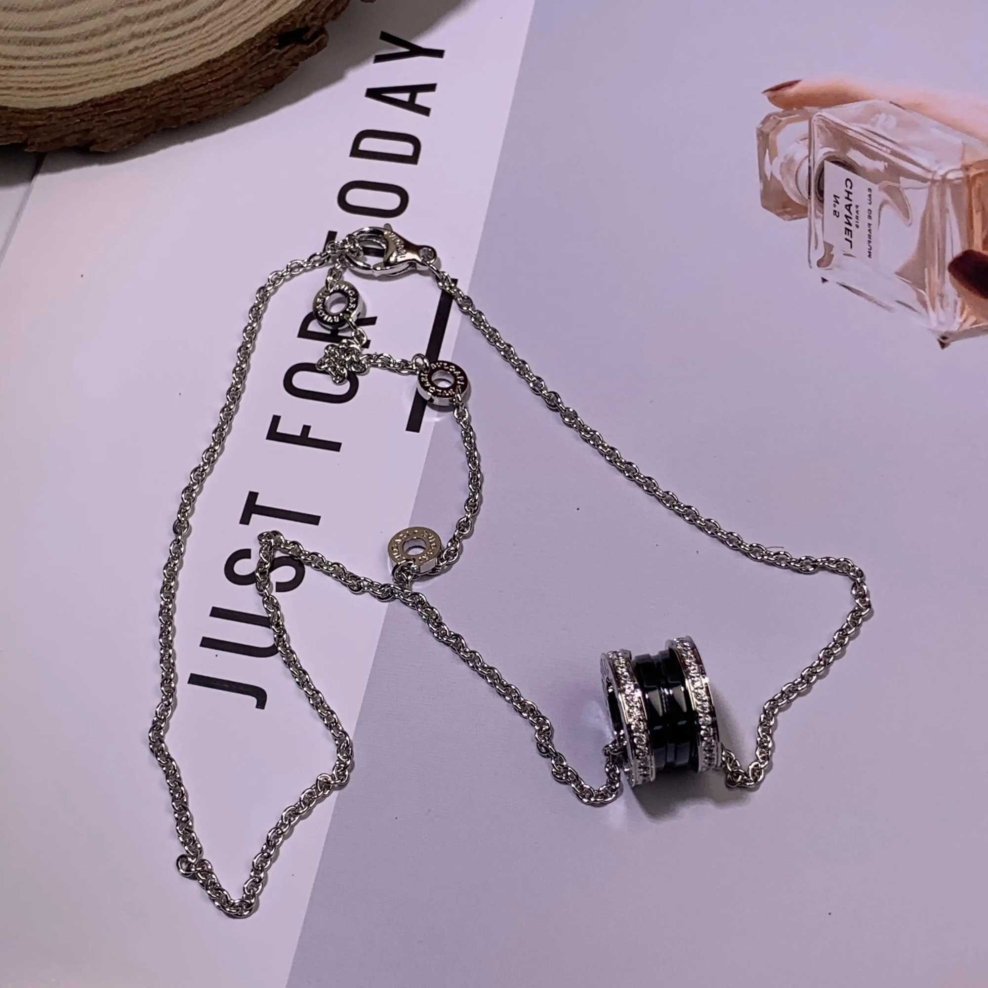 Pendant Necklaces Nieuwe Houten Sieraden Hanger Ketting Display Houder Pu Fluwelen Vrouwen Winkelraam Bruiloft Organizer Trays Doos J250217MX2H