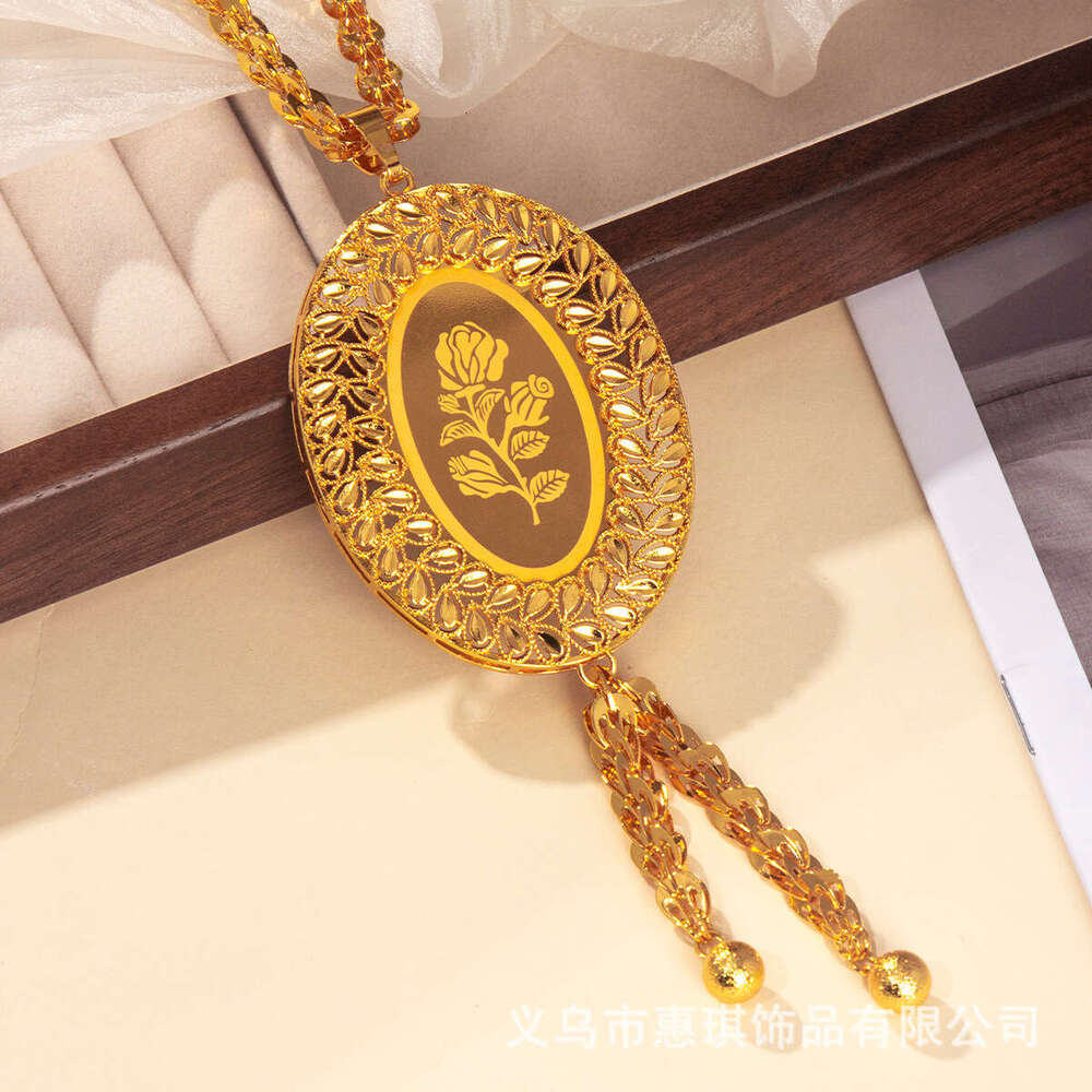 Elegant rose patterned square pendant necklace suitable for ladies' banquets and brides' weddings