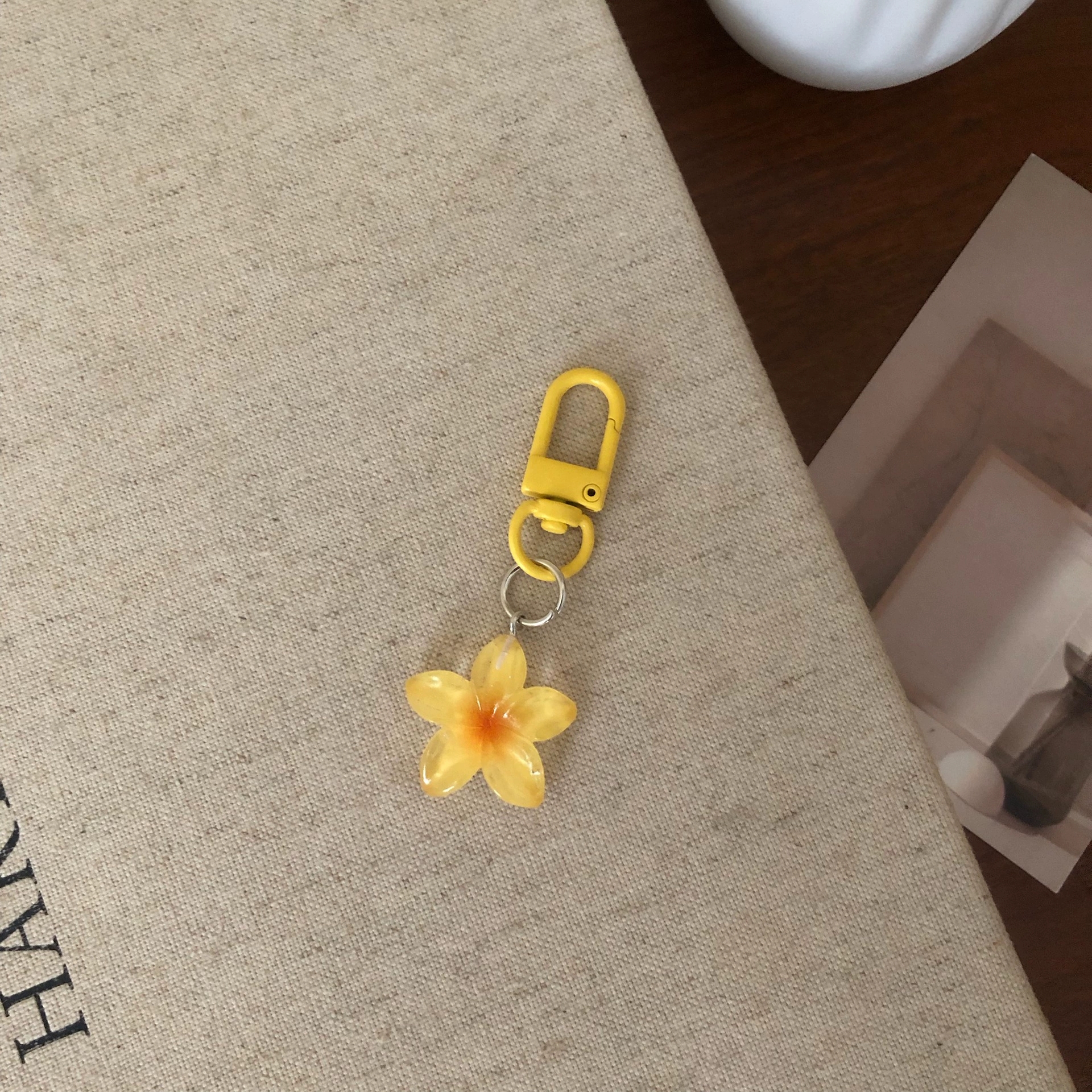 Colorful transparent small flower keychain female Instagram style cute key pendant bag hanging accessories headphone bag decoration