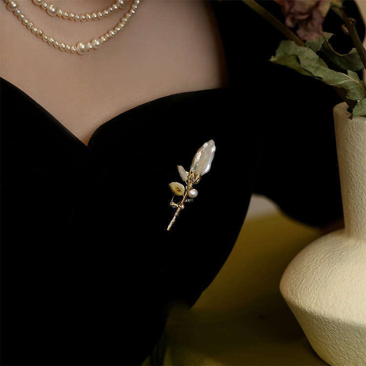Natural pearl Baroque confession bouquet copper jewelry design sense brooch shirt fashionable personality light