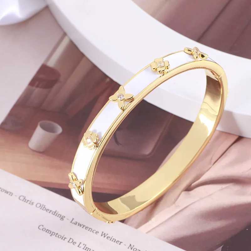 Bangle KS European and American New Retro Simple Noble Gentle Temperament Enamel Four-leaf Clover Flower Element Fashion Bracelet J250217 229G7