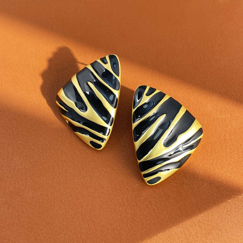 Vintage black earrings with a light high-end feel, heavy industry earrings, fashionable and versatile, vintage necklace