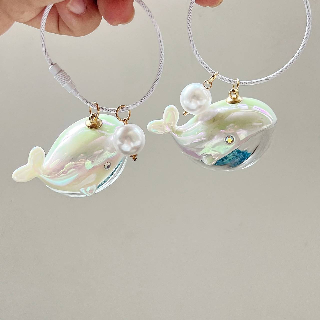 Xiaohongshu's same steel wire rope laser whale keychain creative and personalized gift backpack pendant with high aesthetic value niche
