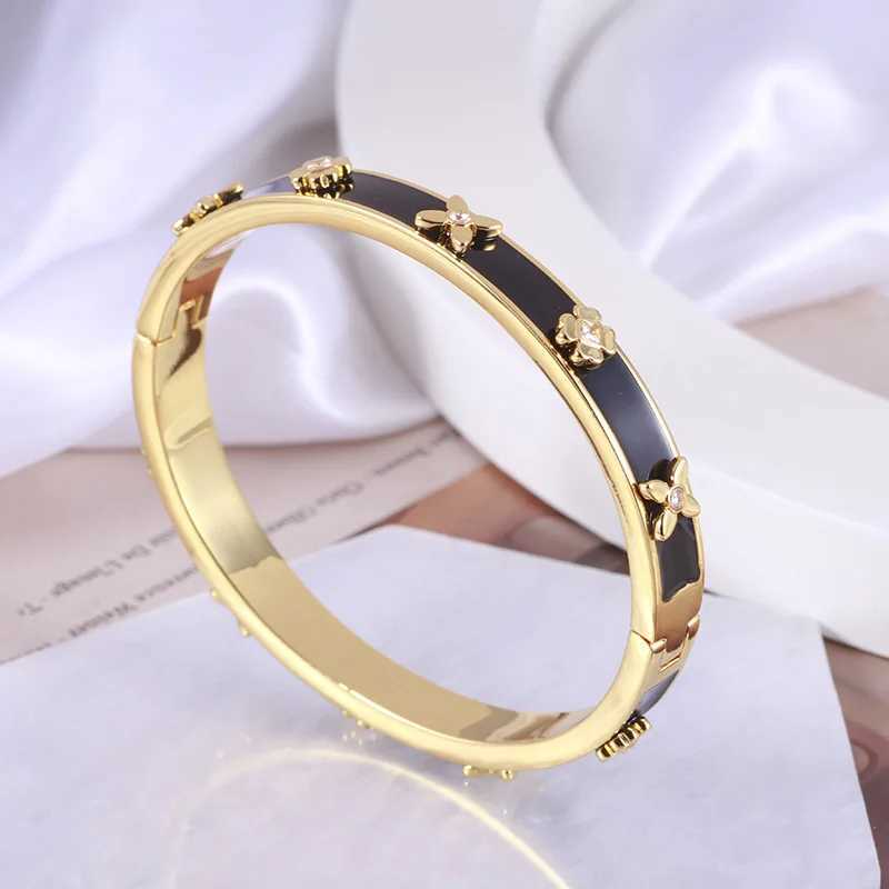 Bangle KS European and American New Retro Simple Noble Gentle Temperament Enamel Four-leaf Clover Flower Element Fashion Bracelet J250217 229G7