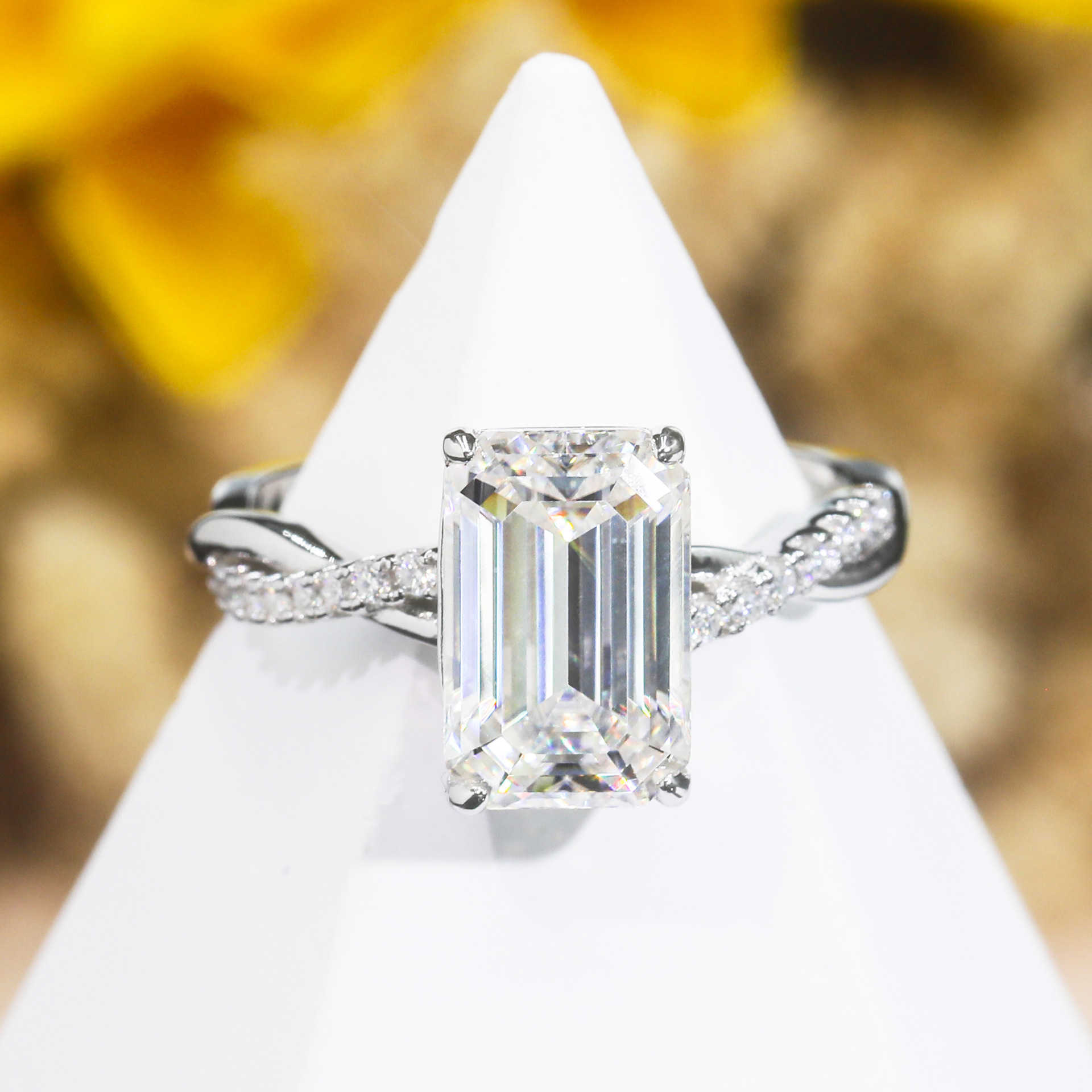 Emerald Cherokee 4-carat 925 Silver High end Girls Ring Suitable for Proposal and Marriage with GRA