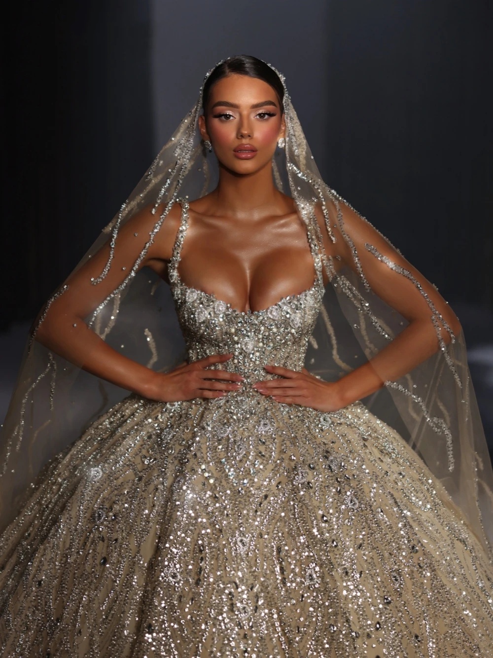 Attractive Lace Pearls Wedding Dress Charming Crystals Ball Gown Shimmering Women Sequined Customized Luxurious Bride Wear