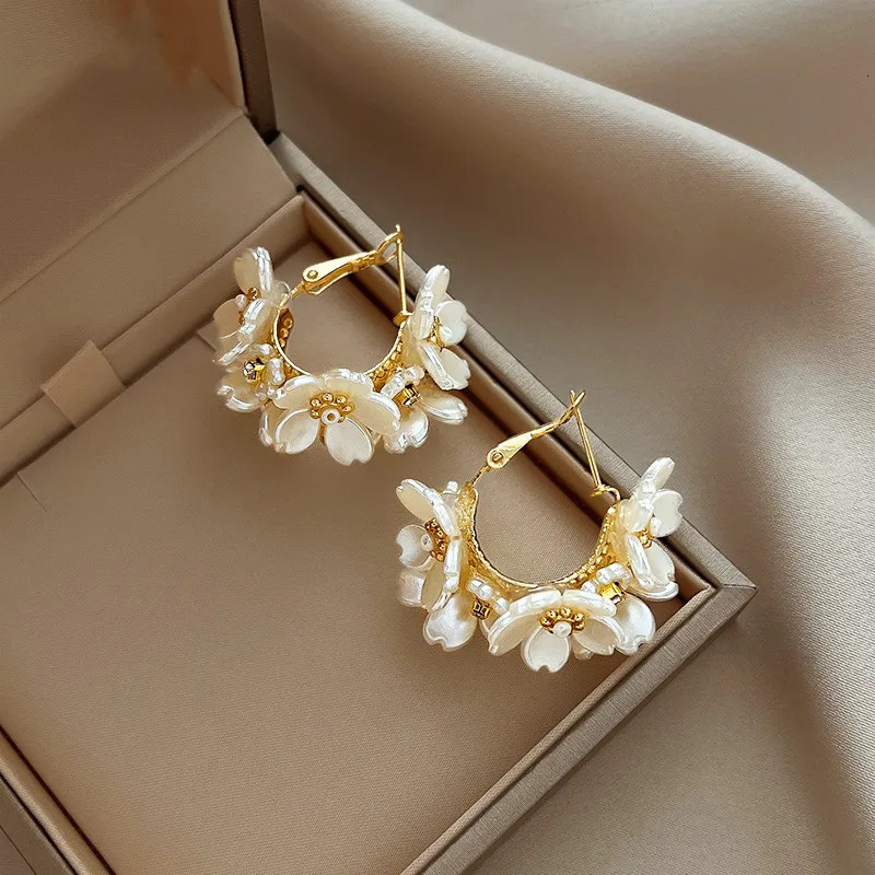Fashion White Shell Flower Pearl Hoop Earrings for Women Korean Elegant Temperament Zircon Jewelry 250213