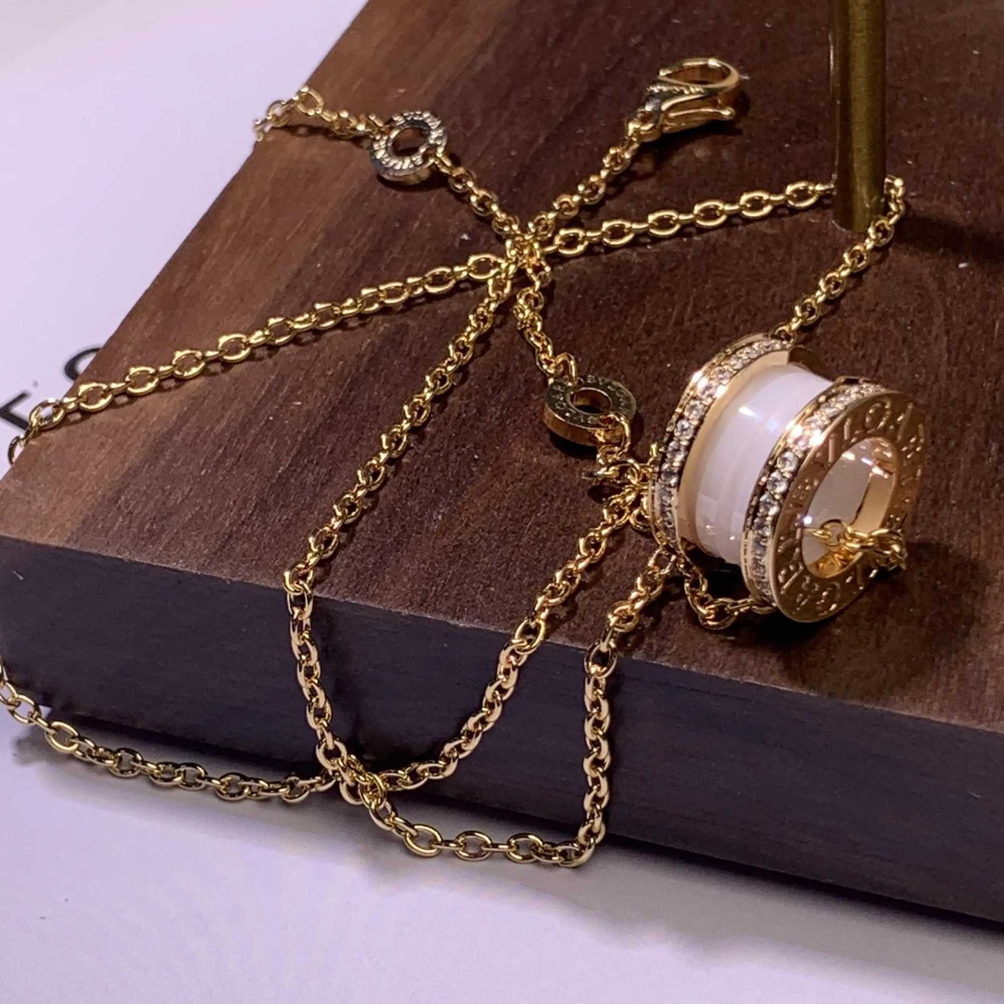 Pendant Necklaces Nieuwe Houten Sieraden Hanger Ketting Display Houder Pu Fluwelen Vrouwen Winkelraam Bruiloft Organizer Trays Doos J250217MX2H