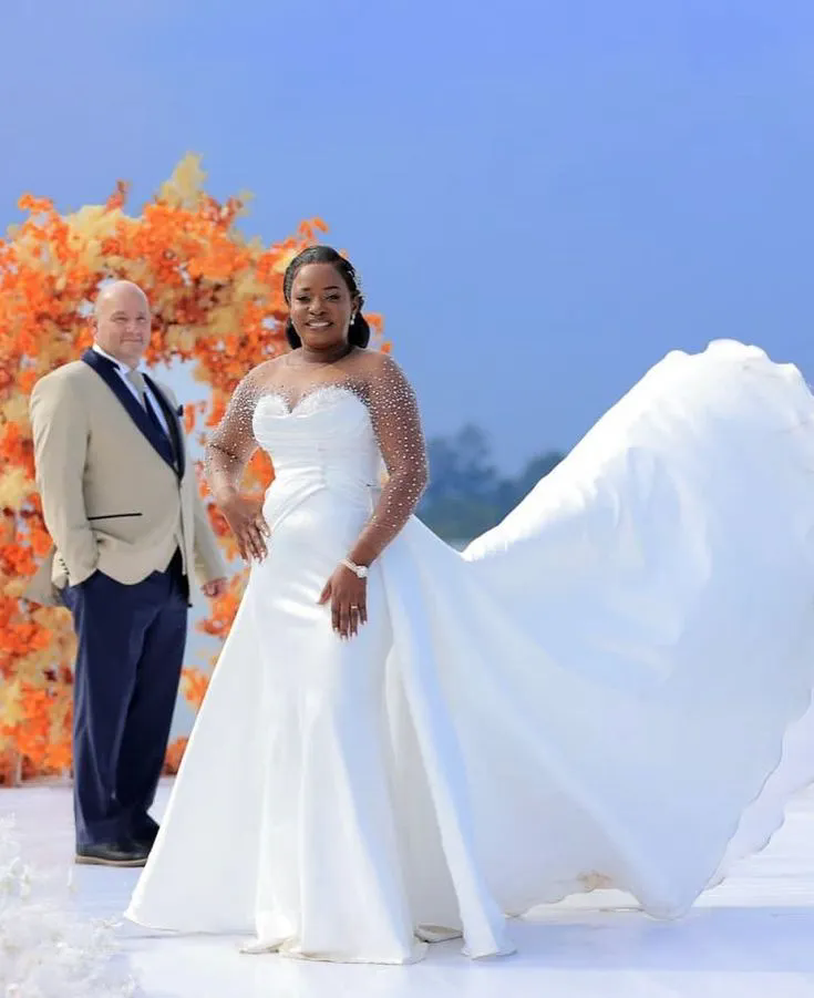 Luxurious Pearls Long Sleeves Wedding Dresses Scoop Neck Bridal Gowns Sequins Custom Made Party Dresses Vestidos de noche