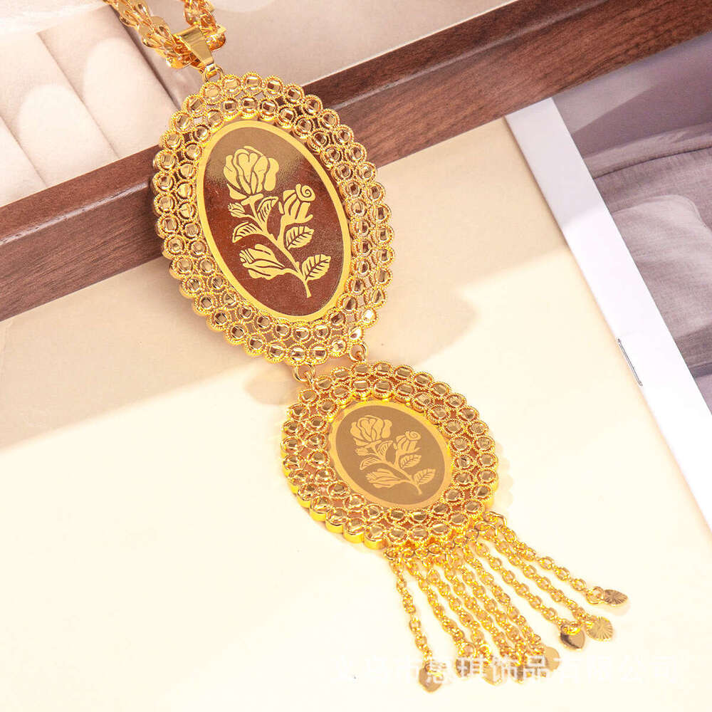 Elegant rose patterned square pendant necklace suitable for ladies' banquets and brides' weddings