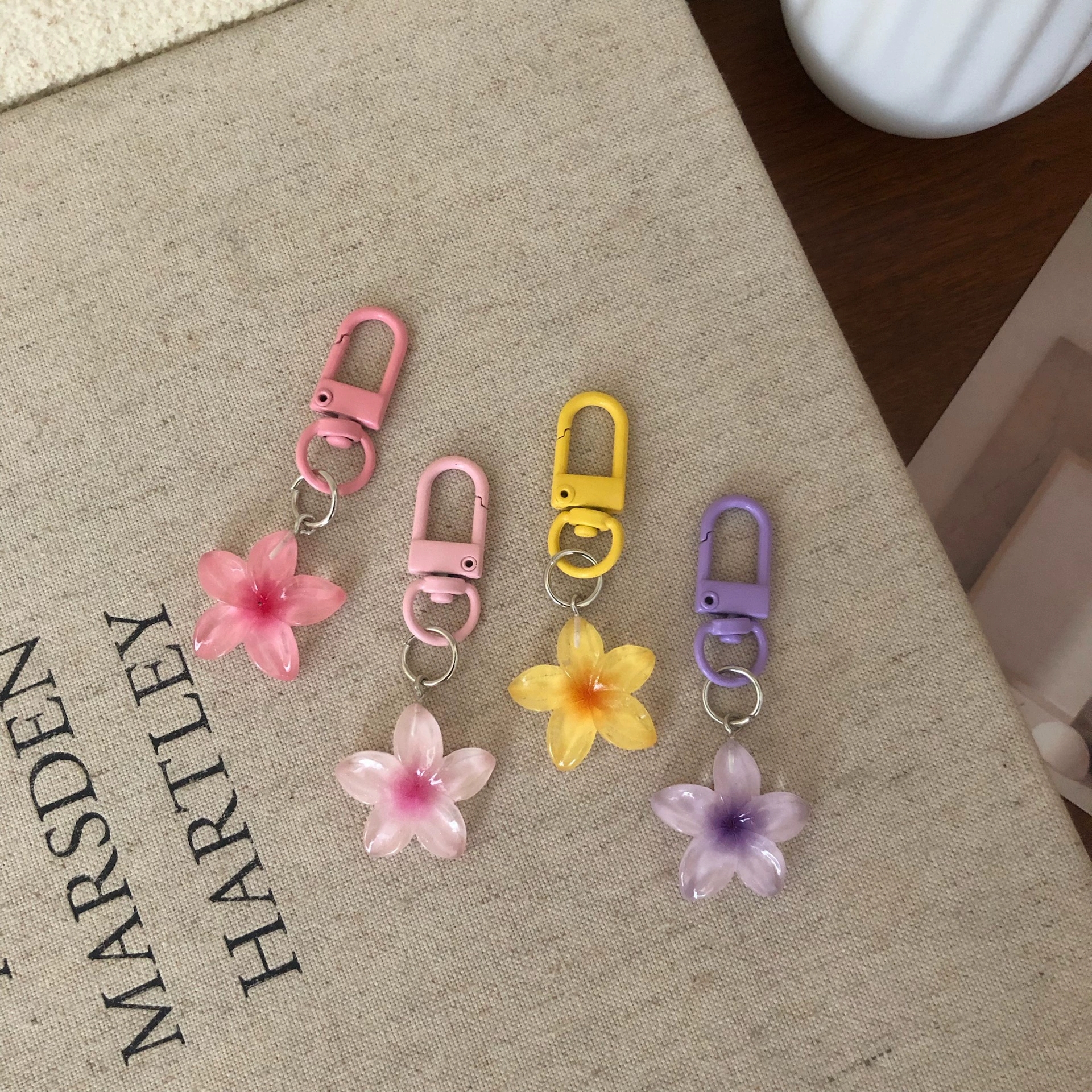 Colorful transparent small flower keychain female Instagram style cute key pendant bag hanging accessories headphone bag decoration