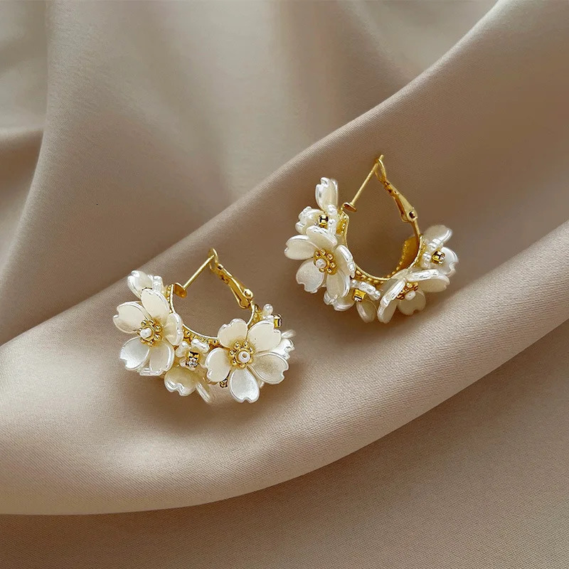 Fashion White Shell Flower Pearl Hoop Earrings for Women Korean Elegant Temperament Zircon Jewelry 250213