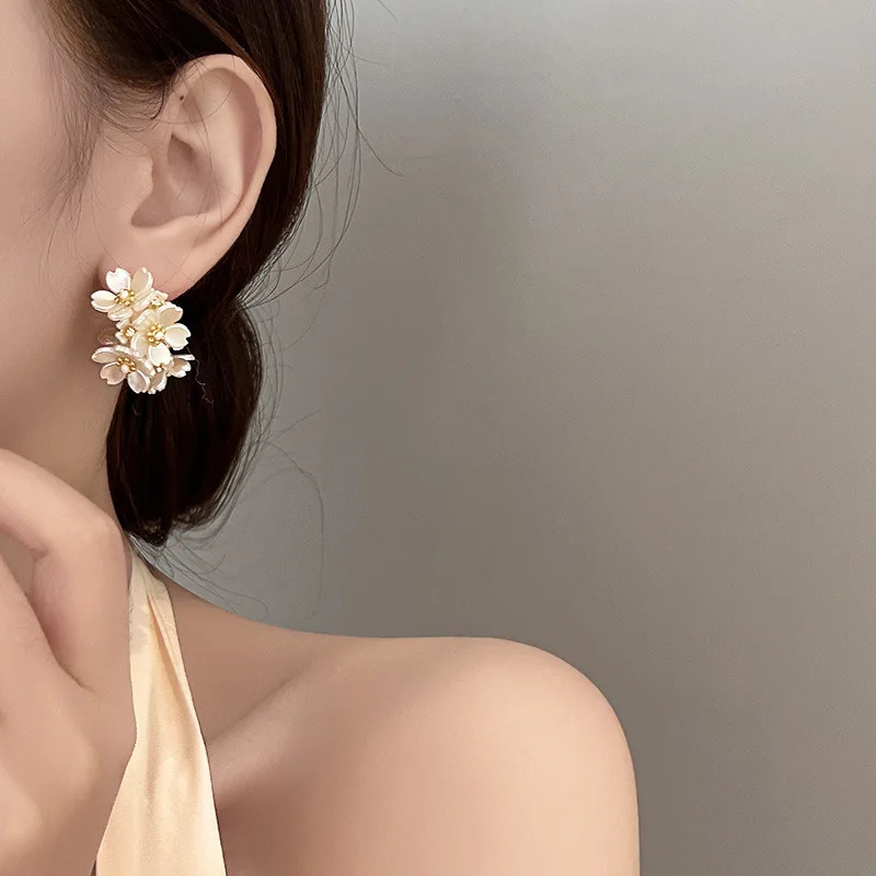 Fashion White Shell Flower Pearl Hoop Earrings for Women Korean Elegant Temperament Zircon Jewelry 250213