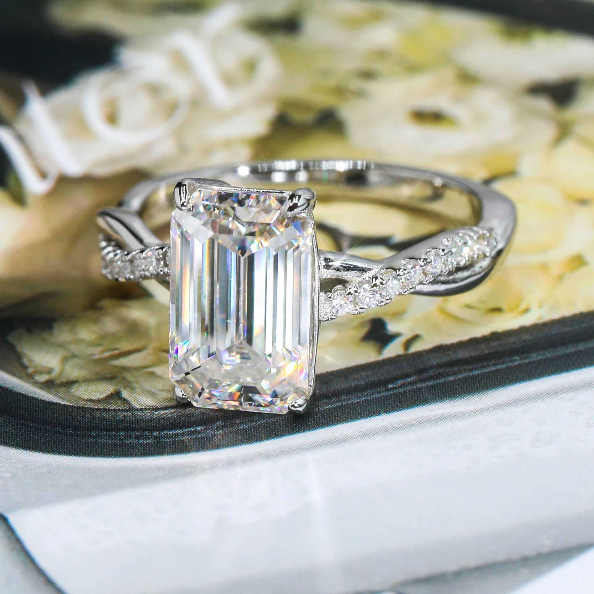 Emerald Cherokee 4-carat 925 Silver High end Girls Ring Suitable for Proposal and Marriage with GRA