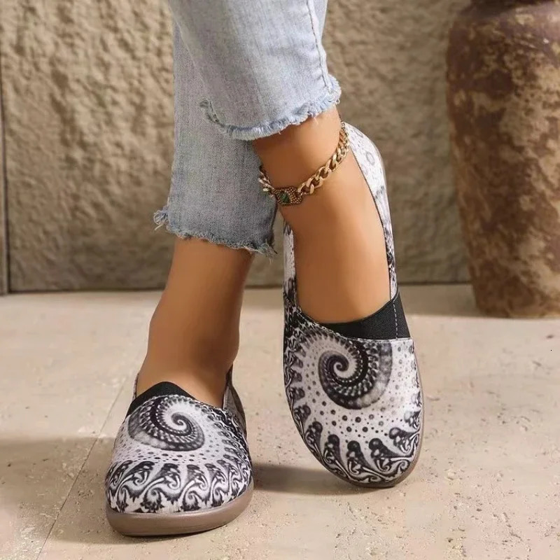 Large Size Flat Canvas Shoes with Women Pattern Round Toe Single Shoes Light Mouth Versatile Set Foot Flat Shoes 2025 Model 250214