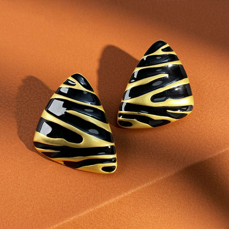 Vintage black earrings with a light high-end feel, heavy industry earrings, fashionable and versatile, vintage necklace