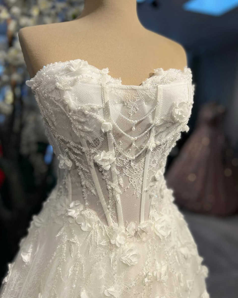 Elegant A e Women Wedding Sweetheart Neck Sleeveless Bridal Gowns 3D Appliques Beaded Sweep Train Dress Custom Made vestidos de novia