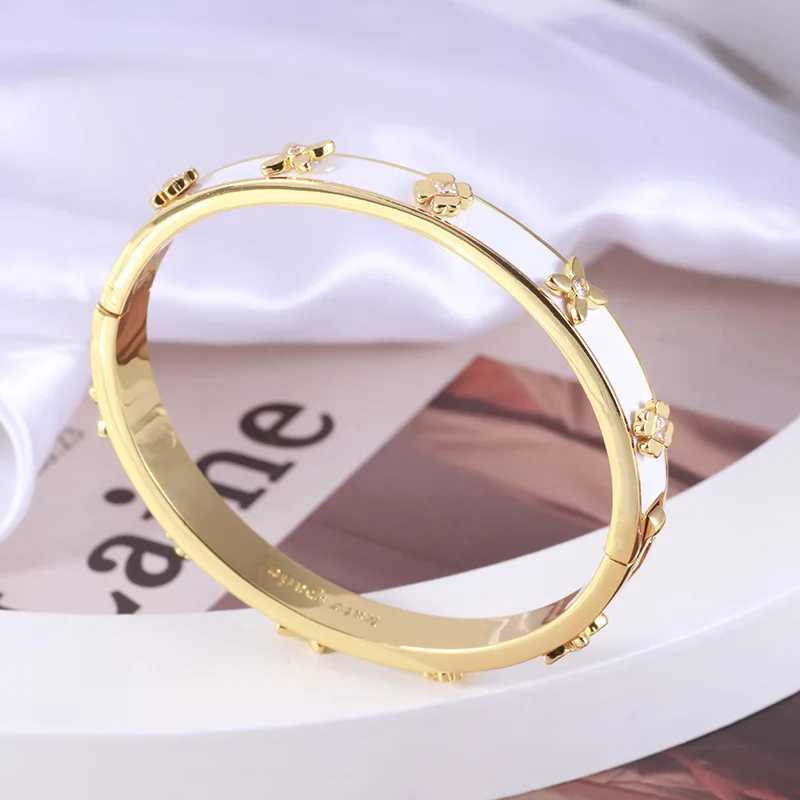 Bangle KS European and American New Retro Simple Noble Gentle Temperament Enamel Four-leaf Clover Flower Element Fashion Bracelet J250217 1