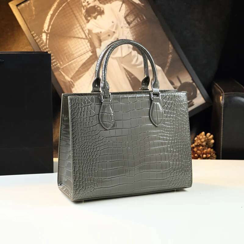 Genuine Leather Crocodile Pattern Women Handbags 2025 New Fashion Lady Tote Bag Large Capacity Mom Shoulder Messenger Bags