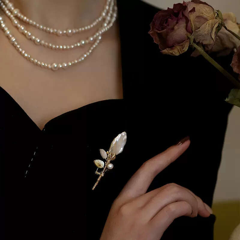 Natural pearl Baroque confession bouquet copper jewelry design sense brooch shirt fashionable personality light