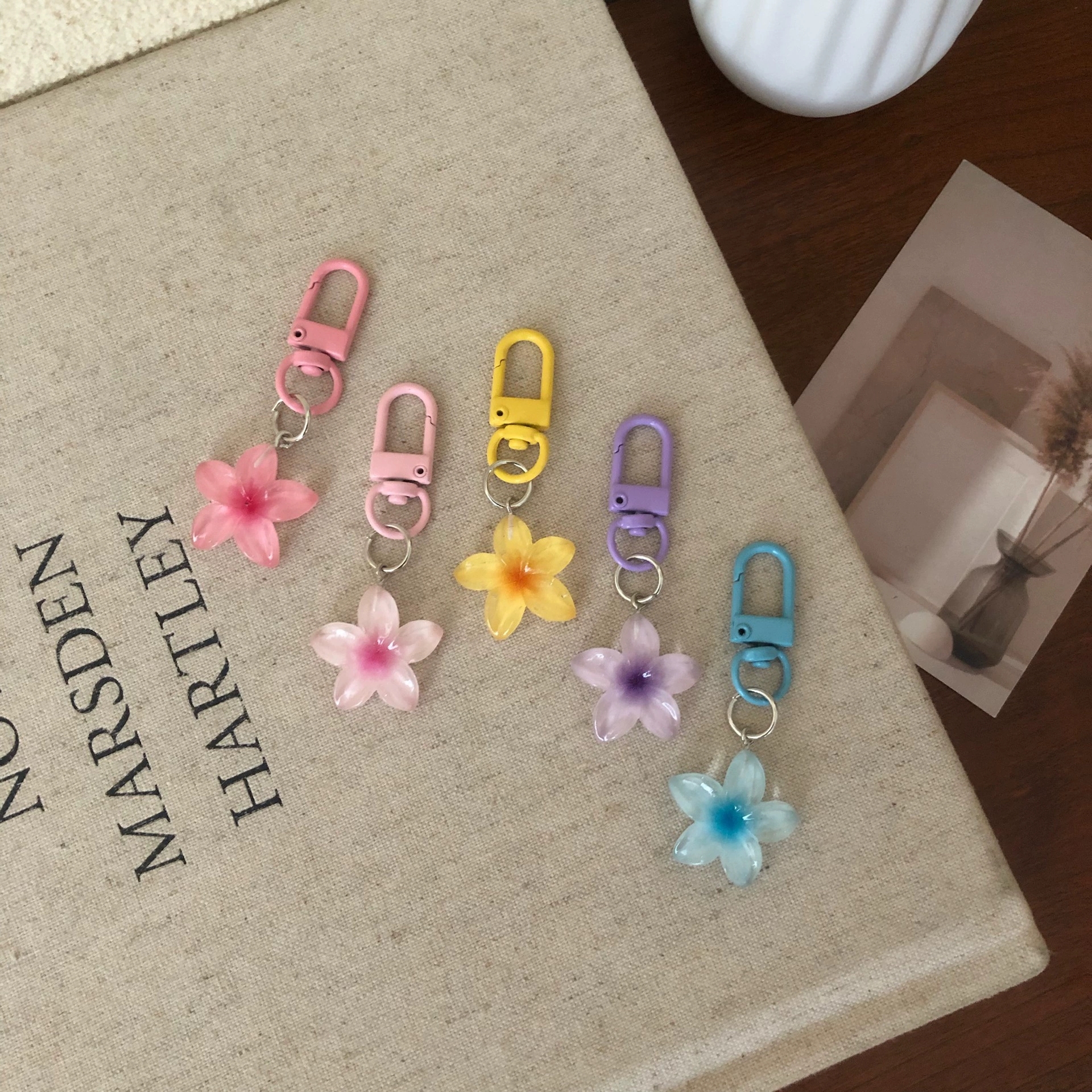 Colorful transparent small flower keychain female Instagram style cute key pendant bag hanging accessories headphone bag decoration