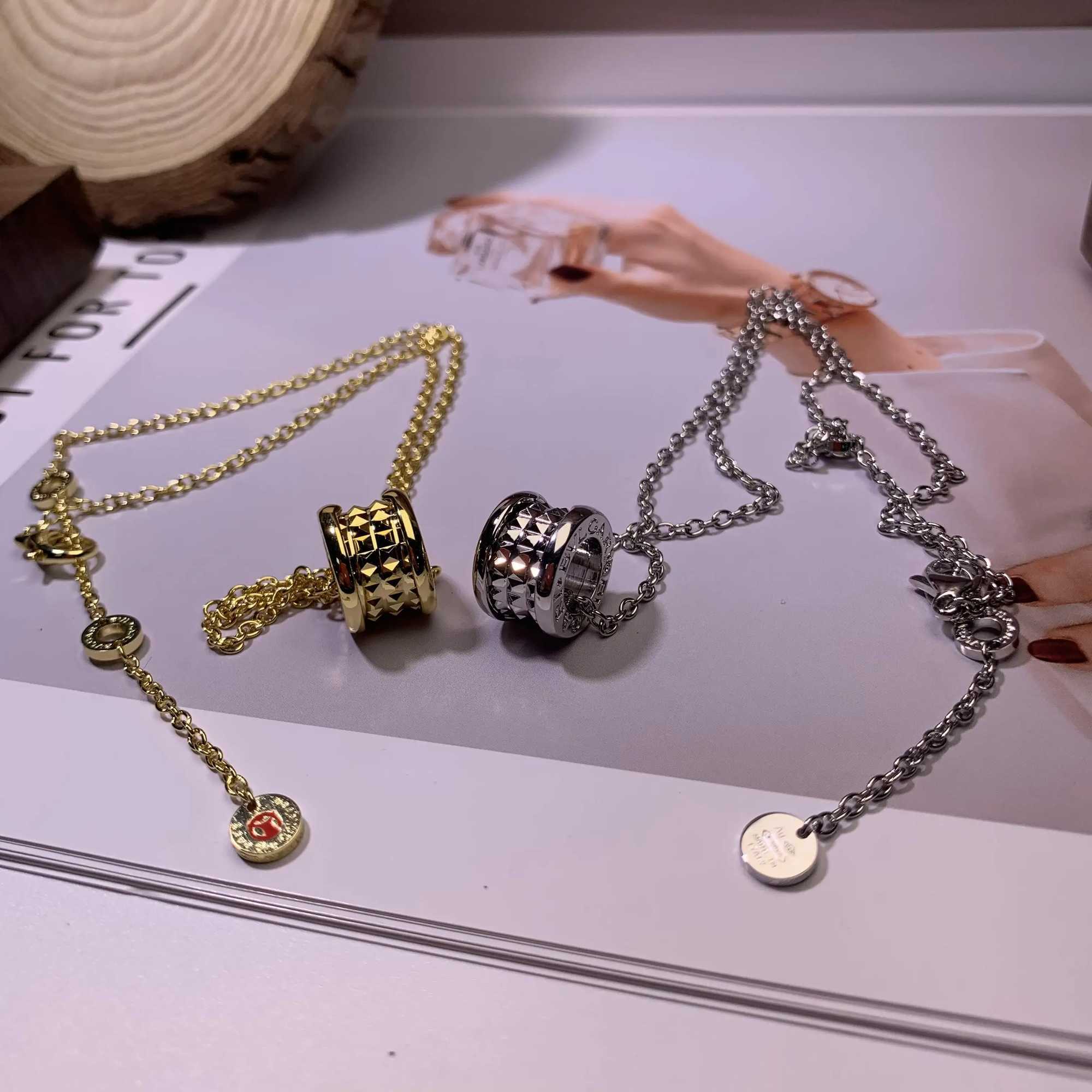Pendant Necklaces Nieuwe Houten Sieraden Hanger Ketting Display Houder Pu Fluwelen Vrouwen Winkelraam Bruiloft Organizer Trays Doos J250217MX2H