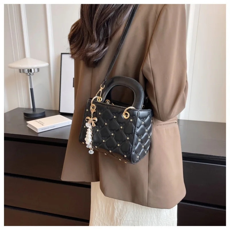 Fashionable Crossbody Classic One-Shoulder Daiyu Bag Simple and Versatile Embroidered Pearl Womens Handbag 250214