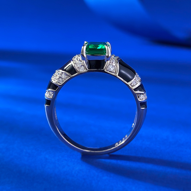 2025 Choucong Brand New Wedding Rings Deluxe Jewelry Real 100% 925 Sterling Silver Emerald Moissanite Diamond Vintage Party Eternity Women Men Band Ri