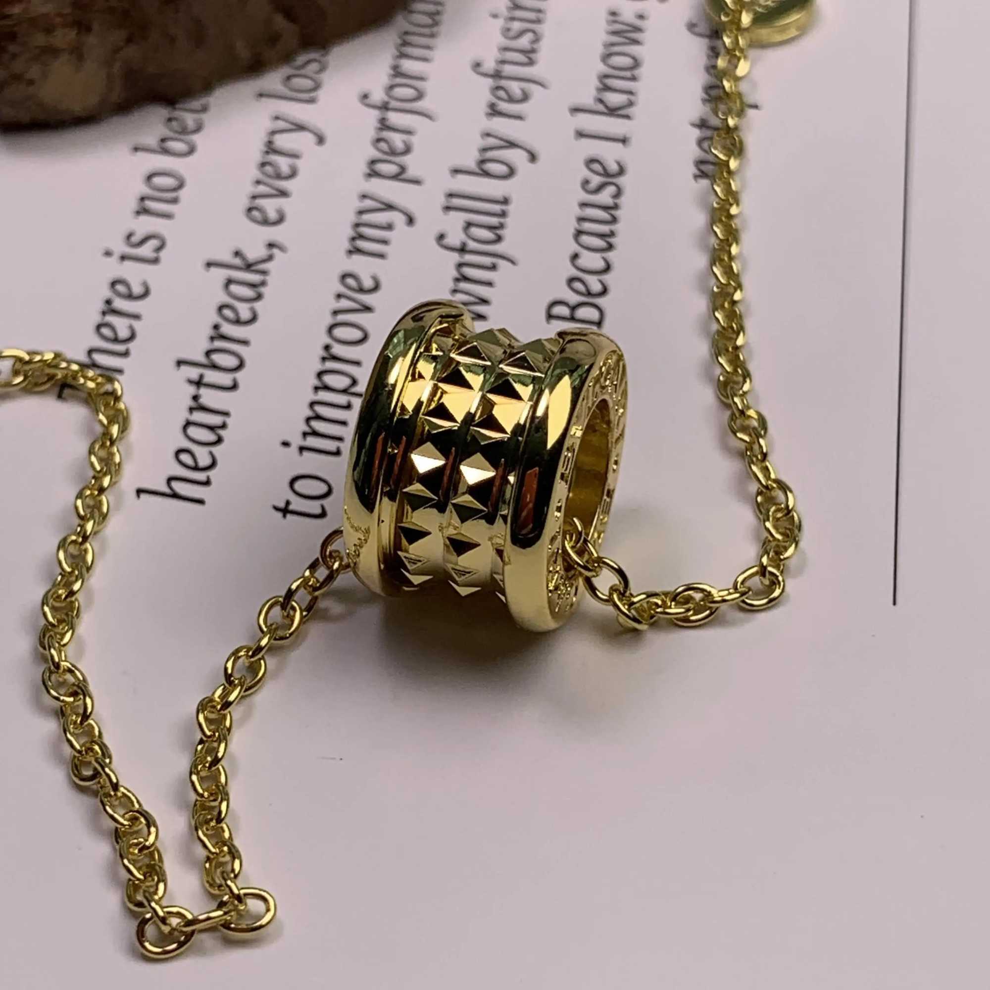 Pendant Necklaces Nieuwe Houten Sieraden Hanger Ketting Display Houder Pu Fluwelen Vrouwen Winkelraam Bruiloft Organizer Trays Doos J250217MX2H