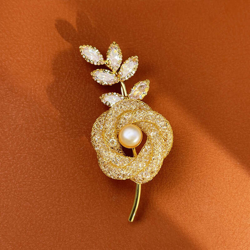 Natural pearl hollow out full dia gold wire rose temperament brooch jewelry for women's high-end sense suit shirt light chest wer