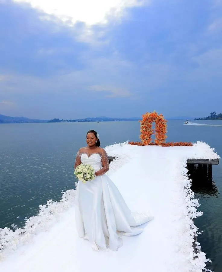 Luxurious Pearls Long Sleeves Wedding Dresses Scoop Neck Bridal Gowns Sequins Custom Made Party Dresses Vestidos de noche