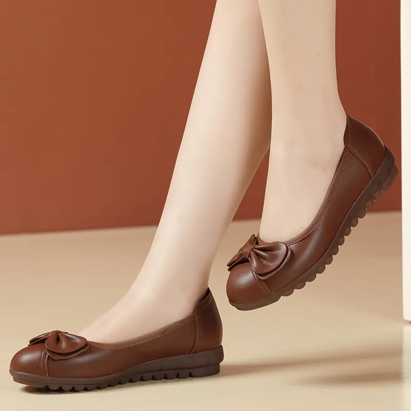 Tendon Bottom Mother Shoes Soft Leather Soft Bottom Comfortable Middle-Aged And Elderly WomenS Leather Shoes Flat Peas Single 250214