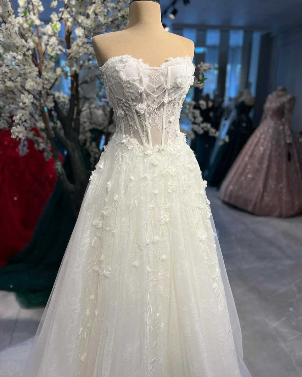 Elegant A e Women Wedding Sweetheart Neck Sleeveless Bridal Gowns 3D Appliques Beaded Sweep Train Dress Custom Made vestidos de novia